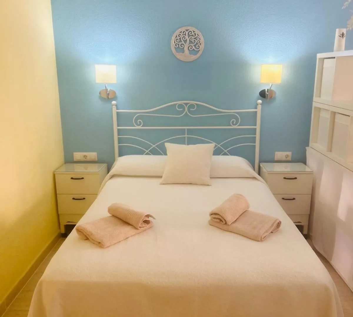 פואנגירולה Central Front Line Studio & Free Parking At Hotel 0*,  ספרד